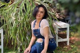 PSBB Diperpanjang, Yuni Shara Makin Sibuk Berkebun